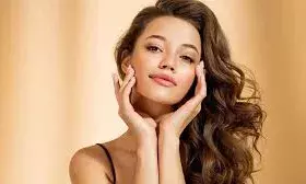 घर पर कर रहीं हैं फेशियल तो पहले ही जान लें किन बातों का ध्यान रखें