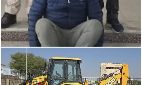 जब्त डम्पर में अवैध बजरी भरवाने वाला आरोपित गिरफ्तार, लोडर को भी किया जब्त