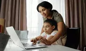 खाते हुए फोन देना… न चाहते हुए माता-पिता की ये आदतें बना देती हैं बच्चे को आलसी