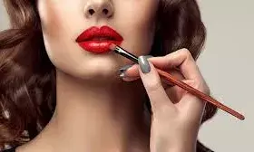 सेलेब्स की तरह परफेक्ट लिपस्टिक लगाने के लिए ट्राई करें ये 4 हैक्स