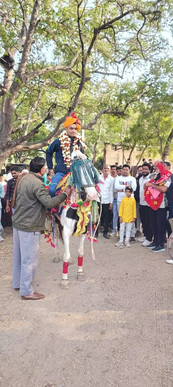 गांव का पहला फौजी ट्रेनिंग बाद पहली बार लौटा अपने गांव ग्रामवासियों ने किया स्वागत सत्कार