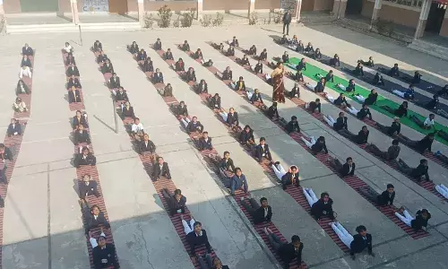 ओम सूर्याय नमः के साथ सूर्य भगवान को नमस्कार