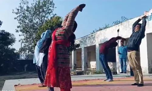 धनोप विद्यालय में सूर्य नमस्कार