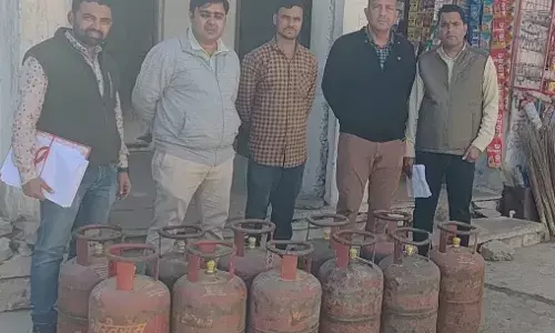 अवैध एलपीजी गैस पर रसद विभाग की कार्रवाई