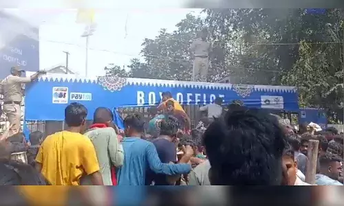 मैच से पहले भगदड़, टिकट लेने के चक्कर में कुछ हुए बेहोश और कई लोग घायल