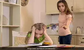 क्या होती है हेलीकॉप्टर पेरेंटिंग? जो बना देती है बच्चे को कमजोर