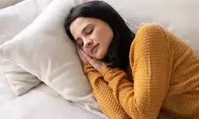 सोते समय सिरहाने पर रखी ये चीजें बनती है गरीबी का कारण, पैसों के साथ सेहत को भी होता है नुकसान सोते समय सिरहाने पर रखी ये चीजें बनती है गरीबी का कारण, पैसों के साथ सेहत को भी होता है नुकसान