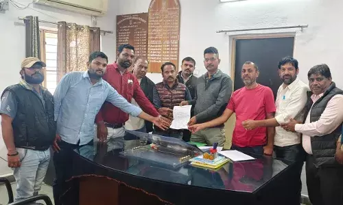 जिला आबकारी अधिकारी को शराब ठेकेदारो ने सौपा ज्ञापन