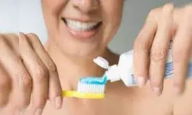 मार्केट वाले टूथपेस्ट के क्या हैं खतरे, आयुर्वेद एक्सपर्ट के बताए तरीके आजमाएं मार्केट वाले टूथपेस्ट के क्या हैं खतरे, आयुर्वेद एक्सपर्ट के बताए तरीके आजमाएं