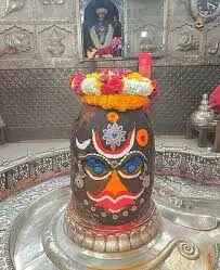 भस्मारती में निराले स्वरूप में सजे बाबा महाकाल, भस्म आरती में महिलाओं को करना होता है घूंघट, ऐसा क्यों भस्मारती में निराले स्वरूप में सजे बाबा महाकाल, भस्म आरती में महिलाओं को करना होता है घूंघट, ऐसा क्यों