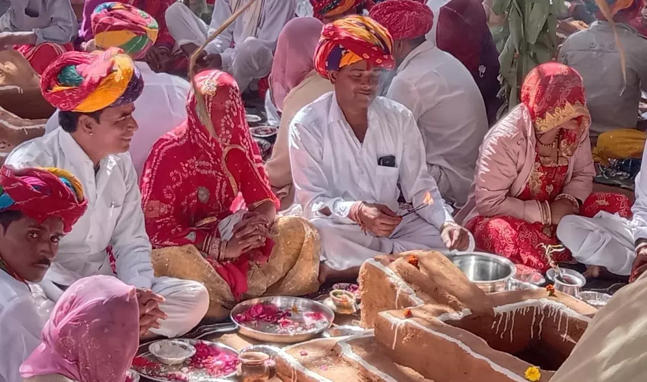 गेणोली में देवनारायण मंदिर में नव कुंडात्मक 64 जोड़ों ने हवन में आहुतियां दी