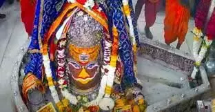 एकादशी पर आंकड़े की माला से सजे बाबा महाकाल, भस्म आरती में दिए भक्तों को दर्शन एकादशी पर आंकड़े की माला से सजे बाबा महाकाल, भस्म आरती में दिए भक्तों को दर्शन