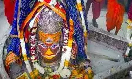 एकादशी पर आंकड़े की माला से सजे बाबा महाकाल, भस्म आरती में दिए भक्तों को दर्शन
