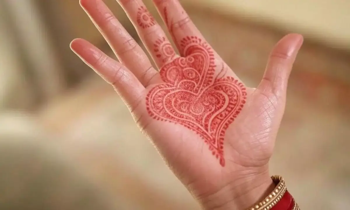 वैलेंटाइन डे पर अपने प्रेमी को करें दीवाना, हाथों पर लगाएं ये शानदार मेहंदी डिजाइन
