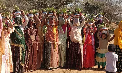 तेरस बंधेज के उपलक्ष में निकाली कलश यात्रा , सोमवार के पूर्णाहुति एवम हवन में आहुतियां दी जाएगी