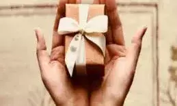 गिफ्ट में इन चीजों का मिलना माना जाता है बहुत ही शुभ, होने लगती है तरक्की