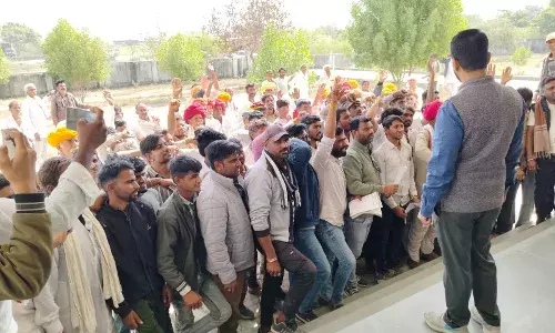 ग्रामीणों ने कलेक्टर के नाम उपखंड अधिकारी को  सोंपा ज्ञापन