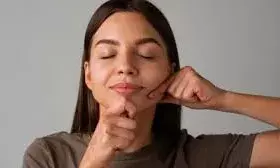 आज से ही शुरु करें ये 5 फेस एक्सरसाइज, गायब हो जायेगा चेहरे से चर्बी