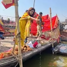 माथे पर तिलक... गले में रुद्राक्ष की माला पहन सोनल चौहान ने संगम में लगाई डुबकी माथे पर तिलक... गले में रुद्राक्ष की माला पहन सोनल चौहान ने संगम में लगाई डुबकी
