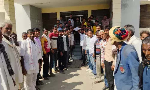 परिसीमन को लेकर ग्रामीणों ने उपखंड अधिकारी को ज्ञापन सोंपा