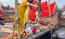 माथे पर तिलक... गले में रुद्राक्ष की माला पहन सोनल चौहान ने संगम में लगाई डुबकी माथे पर तिलक... गले में रुद्राक्ष की माला पहन सोनल चौहान ने संगम में लगाई डुबकी