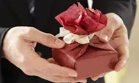 महंगे गिफ्ट से नहीं, बल्कि इन तरीकों से पार्टनर को करवाएं स्पेशल फील महंगे गिफ्ट से नहीं, बल्कि इन तरीकों से पार्टनर को करवाएं स्पेशल फील