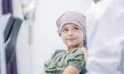 बच्चे को कैंसर होने पर जरूर दिखते हैं ये लक्षण, डॉक्टर ने बताया