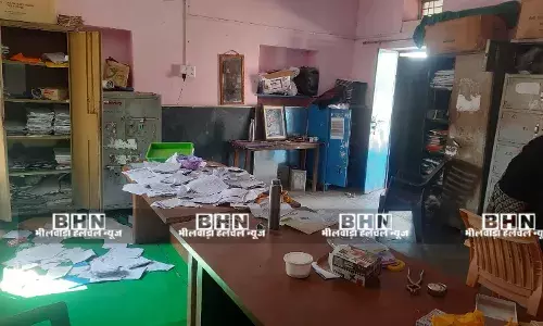 चोरों ने विद्यालय के ताले तोड़े ,  उतर पुस्तिका सहित सामान बिखेरा