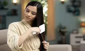 क्या आप भी रात में बाल खोलकर सोती हैं? जानिए इसके फायदे और सावधानियां