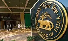 आरबीआई की पाबंदी के बाद न्यू इंडिया कोऑपरेटिव बैंक के बाहर ग्राहकों की कतार, जानें मामला