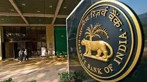 आरबीआई की पाबंदी के बाद न्यू इंडिया कोऑपरेटिव बैंक के बाहर ग्राहकों की कतार, जानें मामला आरबीआई की पाबंदी के बाद न्यू इंडिया कोऑपरेटिव बैंक के बाहर ग्राहकों की कतार, जानें मामला