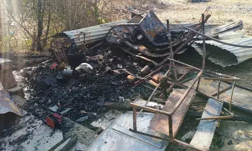 गुमटी में लगी आग, 2 लाख का सामान जला