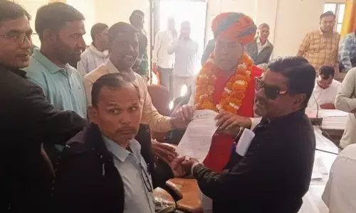 राष्ट्रीय स्वास्थ्य मिशन के अंतर्गत 9 वर्ष से अधिक समय से कार्यरत कार्मिकों ने, मुख्यमंत्री के नाम विधायक मीणा को सौंपा ज्ञापन