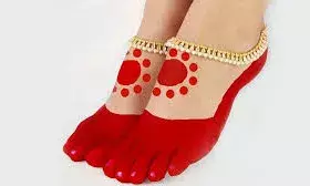 पैरों में आलता लगाने से होती है पति की तरक्की, मिलते हैं कई फायदे पैरों में आलता लगाने से होती है पति की तरक्की, मिलते हैं कई फायदे