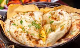 घर पर बनाना चाहते हैं रेस्टोरेंट स्टाइल गार्लिक नान, तो ट्राई करें यह आसान रेसिपी