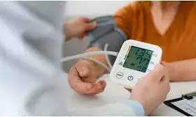 इन 5 आदतों को अपनाकर कंट्रोल करें ब्लड प्रेशर, हार्ट अटैक का खतरा भी होगा कम