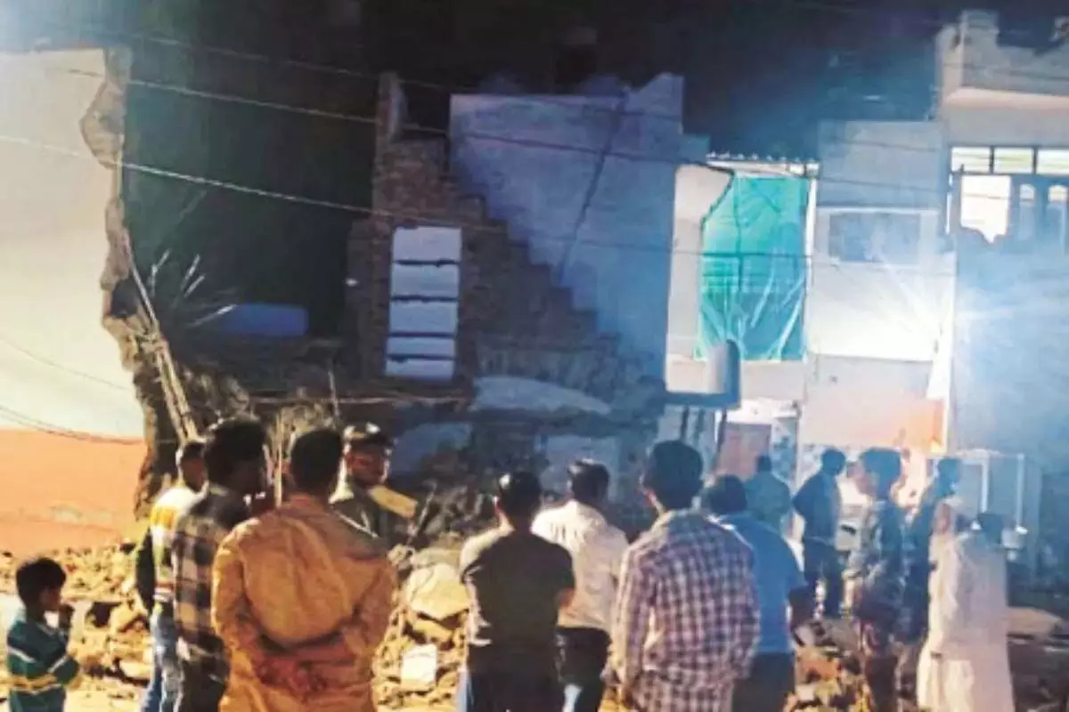 अचानक ढह गया 2 मंजिला घर, मोहल्ले में मचा हड़कंप अचानक ढह गया 2 मंजिला घर, मोहल्ले में मचा हड़कंप