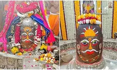 भस्म आरती में मस्तक पर सूर्य और चंद्र लगाकर सजे बाबा महाकाल, रुद्राक्ष की माला भी पहनी