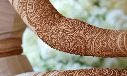 शादियों के सीजन में इस डिजाइन की रचाएं मेहंदी, खूबसूरती में लगाएगा चार चांद शादियों के सीजन में इस डिजाइन की रचाएं मेहंदी, खूबसूरती में लगाएगा चार चांद
