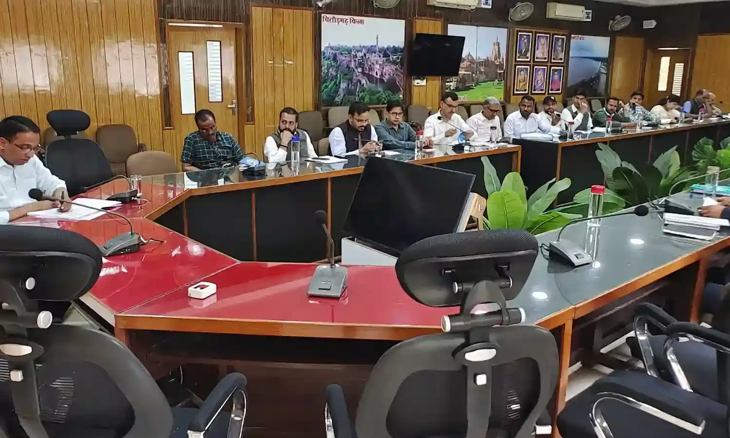 साप्ताहिक समीक्षा बैठक: अतिरिक्त जिला कलक्टर ने विभागों के कार्यों की प्रगति की समीक्षा की