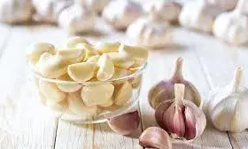 लहसुन को छीलकर फ्रिज में स्टोर करना सही या गलत? एक्सपर्ट से जानें