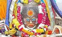 भस्म आरती में सूर्य, चंद्र और ॐ लगाकर सजे बाबा महाकाल, पहनी मखाने की माला