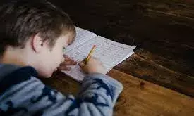 दिन-रात किताबों के सामने बैठे रहने पर भी बच्चों को चीजें नहीं रहती याद? अपनाएं ये तरीके