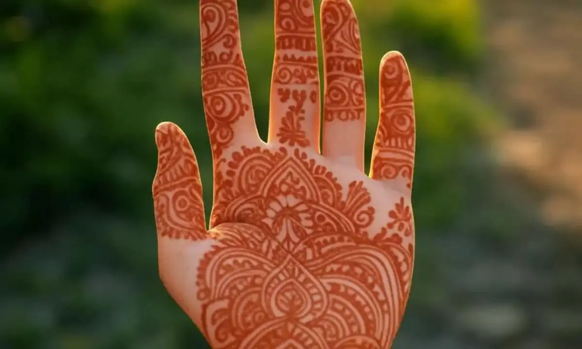 शादी के लिए हाथों में रचाएं ये खास डिजाइन की मेहंदी, दोगुनी बढाएगी आपकी खूबसूरती