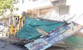 बिजयनगर में जिस कैफे में लड़कियों को बुलाते थे आरोपी, उस पर चला बुलडोजर