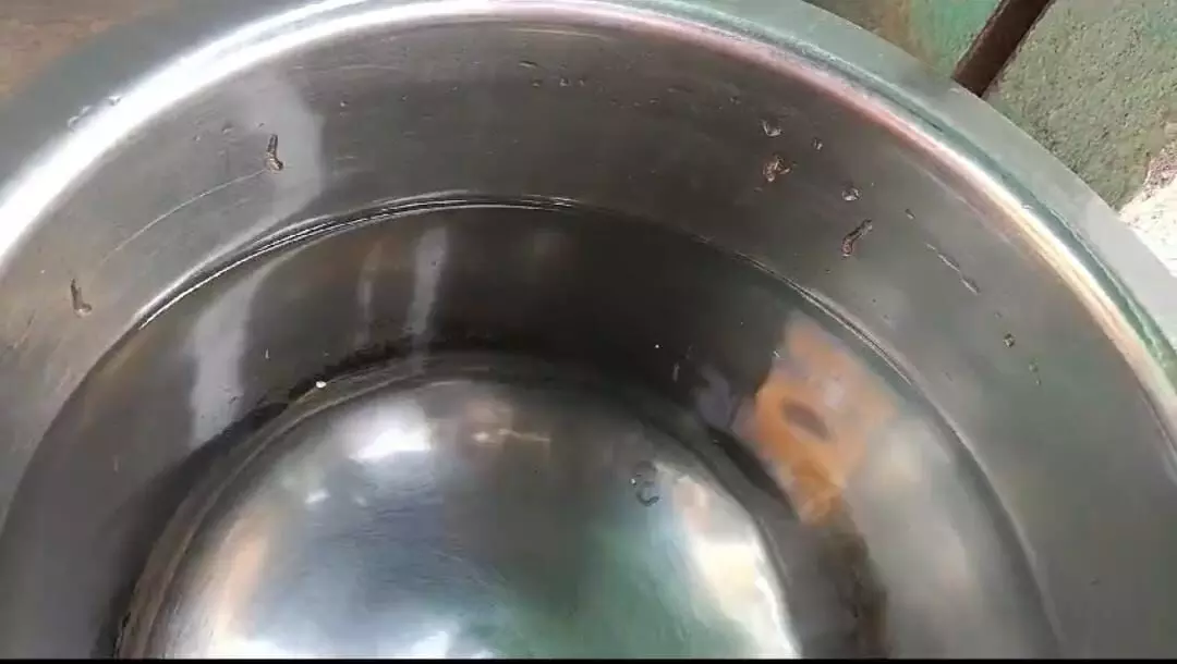 माल का खेड़ा के ग्रामीण गन्दा पानी पीने को मजबूरः पानी में आ रहे कीड़े, लोगों में आक्रोश, बीमारियां फैलने की आशंका माल का खेड़ा के ग्रामीण गन्दा पानी पीने को मजबूरः पानी में आ रहे कीड़े, लोगों में आक्रोश, बीमारियां फैलने की आशंका