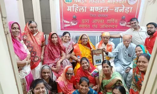 माहेश्वरी महिला मंडल द्वारा बुजुर्ग दंपत्ति दरगड़ का किया सम्मान