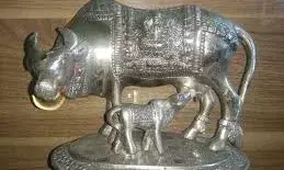 घर पर कामधेनु की मूर्ति रखने से होते हैं अद्भुत लाभ, बरसती है सुख-समृद्धि घर पर कामधेनु की मूर्ति रखने से होते हैं अद्भुत लाभ, बरसती है सुख-समृद्धि
