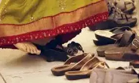 मंदिर में चप्पल चोरी हो जाए तो समझें आप पर होने वाली है पैसों की बारिश मंदिर में चप्पल चोरी हो जाए तो समझें आप पर होने वाली है पैसों की बारिश