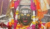मोर पंख लगाकर महाकाल ने खोला तीसरा नेत्र, भस्म आरती में भक्तों ने किए बाबा के दिव्य दर्शन मोर पंख लगाकर महाकाल ने खोला तीसरा नेत्र, भस्म आरती में भक्तों ने किए बाबा के दिव्य दर्शन